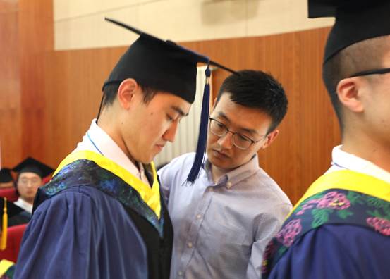 一群穿着制服的男人

描述已自动生成