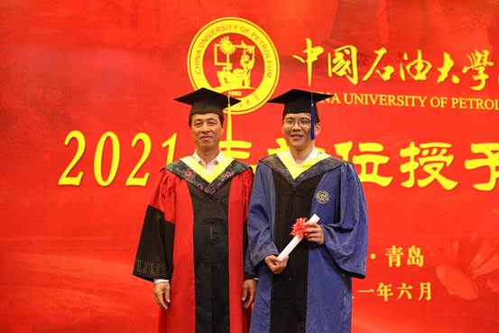 男人站在那里

中度可信度描述已自动生成