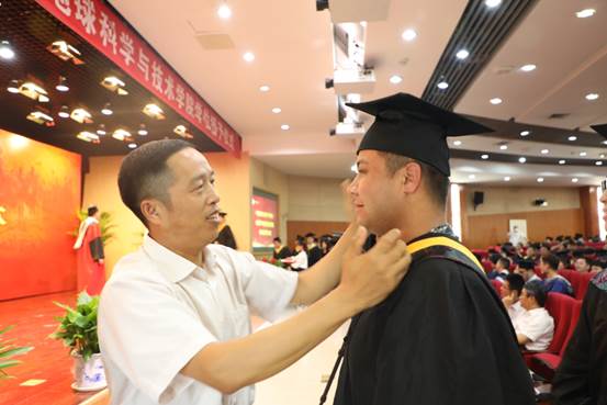 图片包含 人, 室内, 天花板, 男人

描述已自动生成