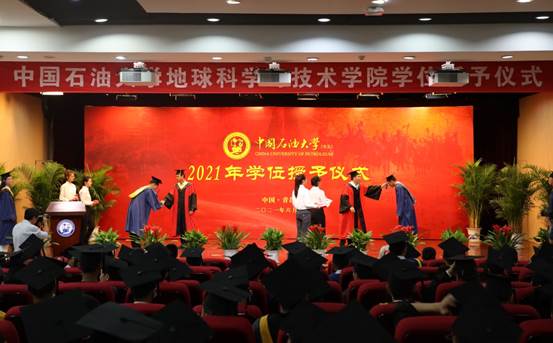 礼堂里有许多人

描述已自动生成