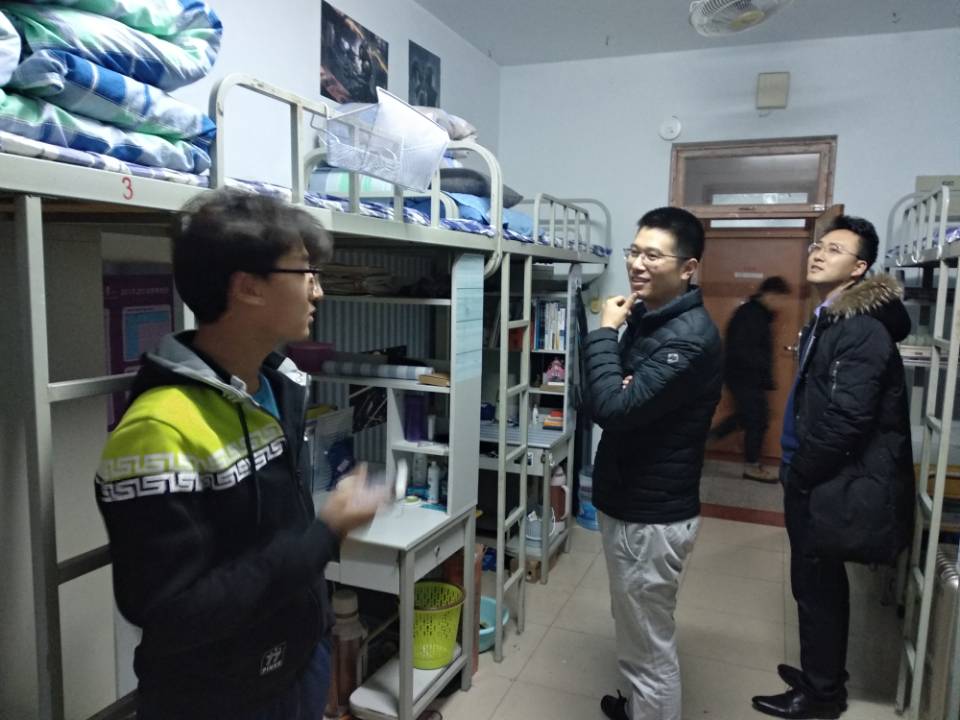 党委副书记徐永涛与员工亲切交谈  董雪梅摄影